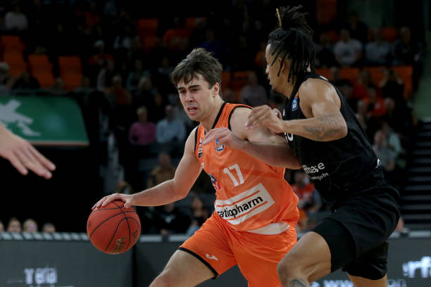 善边路防守 善边路防守